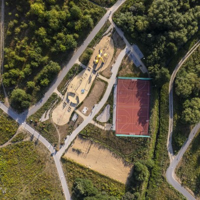Park, place zabaw, boiska, tereny rekreacyjne, ścieżki rowerowe, wybieg dla psów w okolicy osiedla Polana Kampinoska